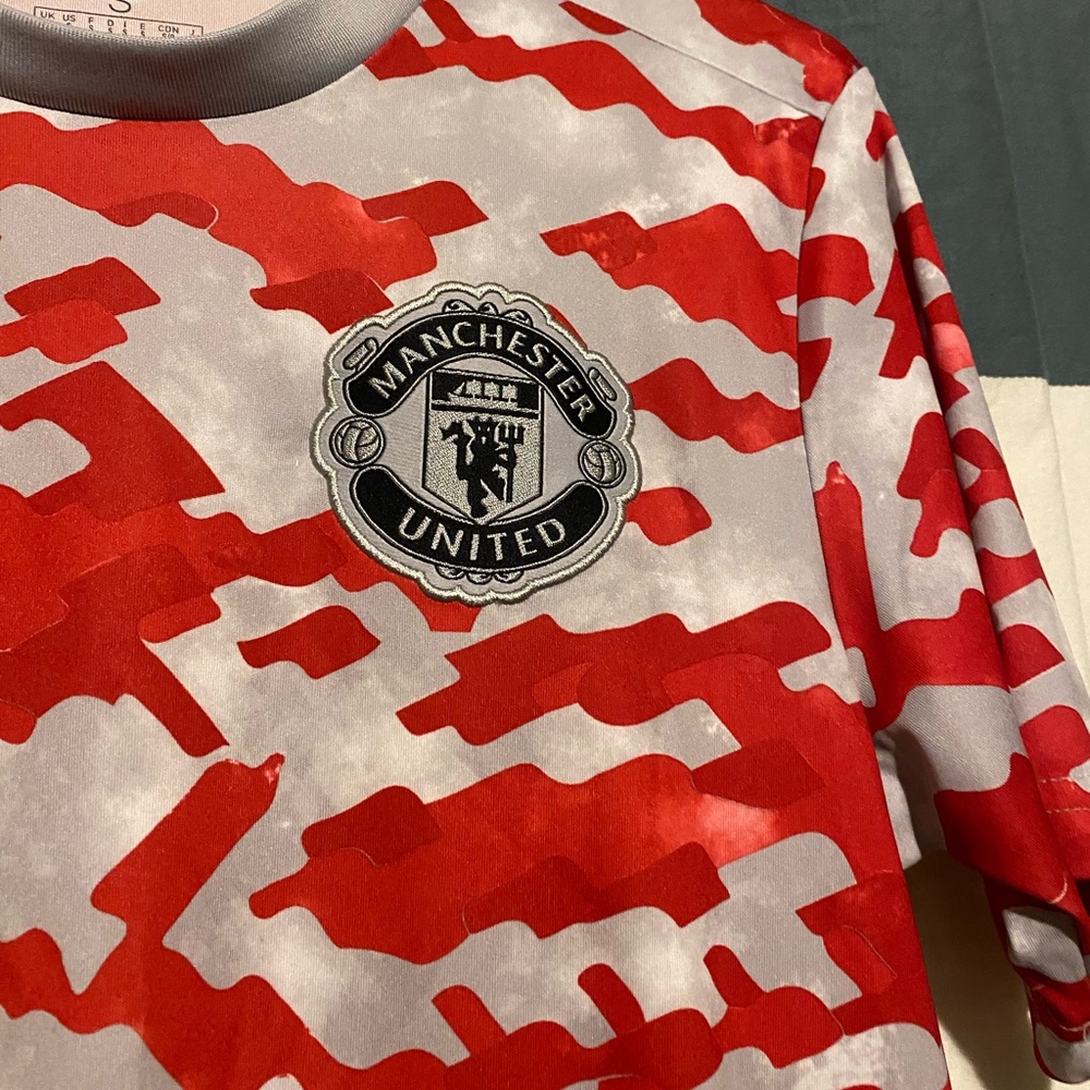 Adidas Red and White Manchester United - Picture 2 of 6